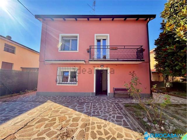 Villetta indipendente in vendita di 182 m² in Via Albano Modena