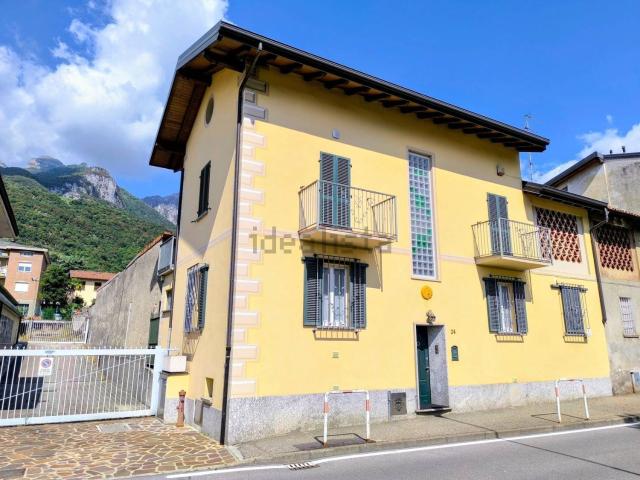 Villetta indipendente in vendita di 182 m² in Via IV Novembre, 24