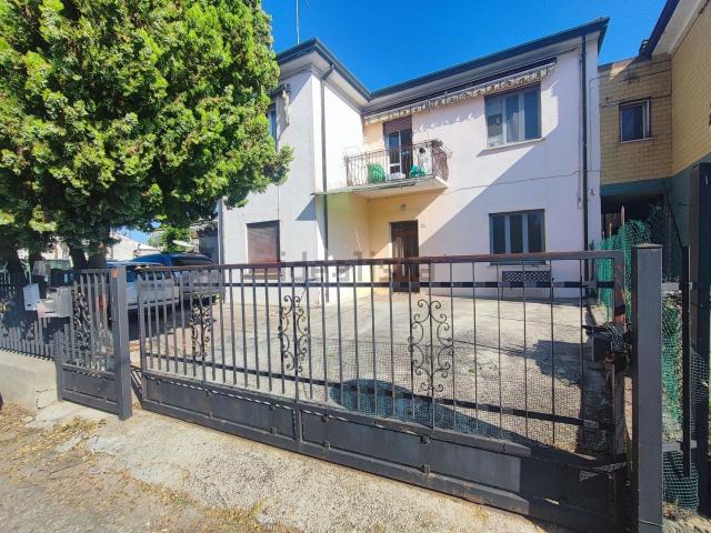 Villetta indipendente in vendita di 183 m² in Via Forni, 64