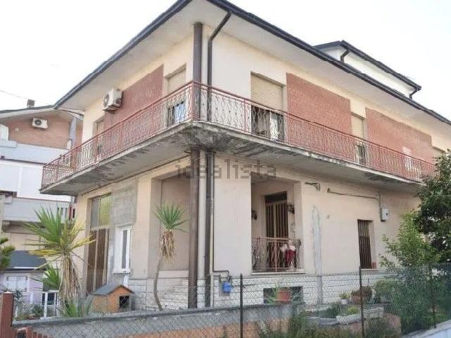 Villetta indipendente in vendita di 184 m² in Via Alessandro Tassoni