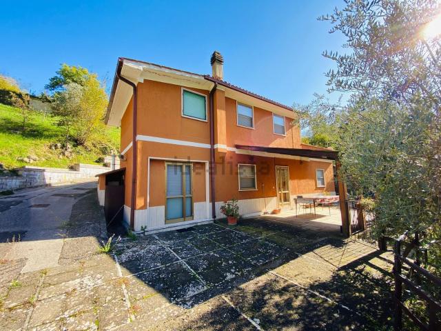 Villetta indipendente in vendita di 188 m² in Via Licinese