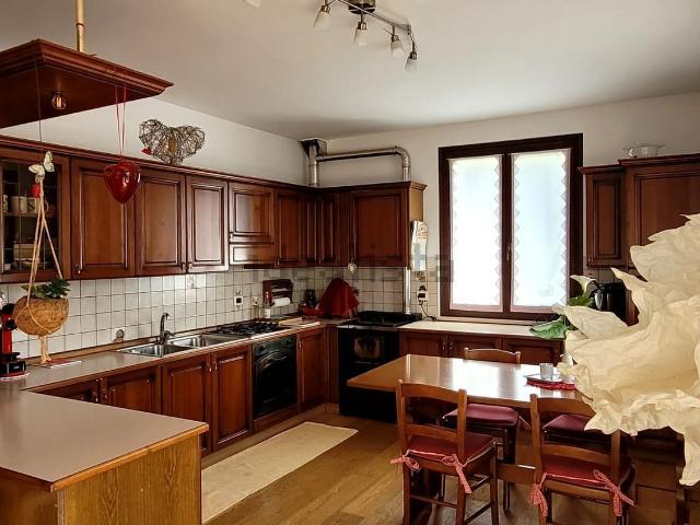 Villetta indipendente in vendita di 188 m² in Via Monte Grappa