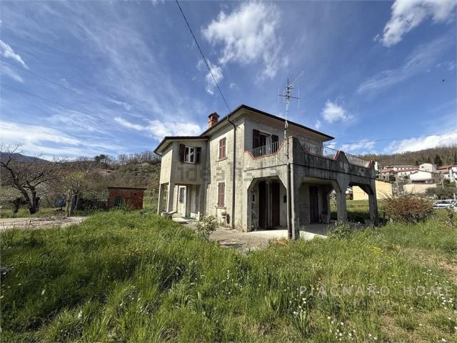Villetta indipendente in vendita di 189 m² in Via Canossa
