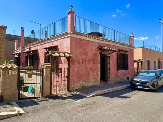 Villetta indipendente in vendita di 189 m² in Via Tuscania