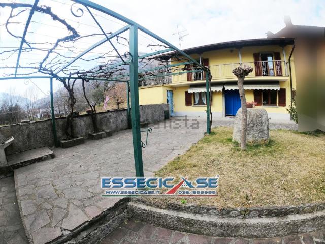 Villetta indipendente in vendita di 190 m² in Via Lombardia