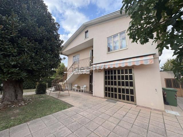 Villetta indipendente in vendita di 190 m² in Via Lago di Varano, 1