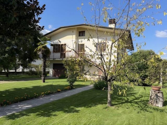 Villetta indipendente in vendita di 190 m² in Viale San Daniele
