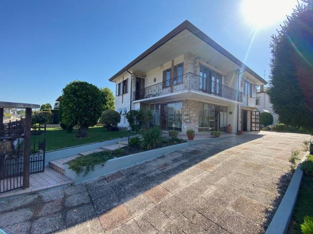 Villetta indipendente in vendita di 192 m² in Via Fratelli Bellanzon