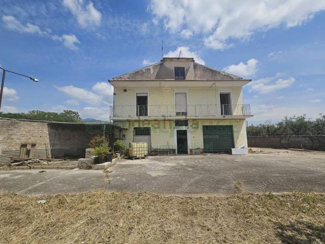 Villetta indipendente in vendita di 192 m² in Via Casilina