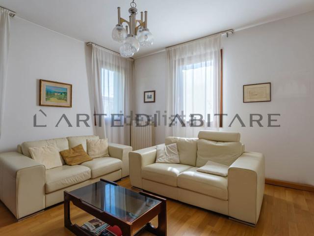 Villetta indipendente in vendita di 192 m² in Via Umberto I°