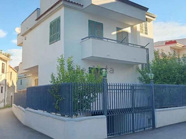 Villetta indipendente in vendita di 193 m² in Via Alessandro Manzoni, 5