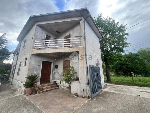 Villetta indipendente in vendita di 193 m² in Via Ponte la Pietra