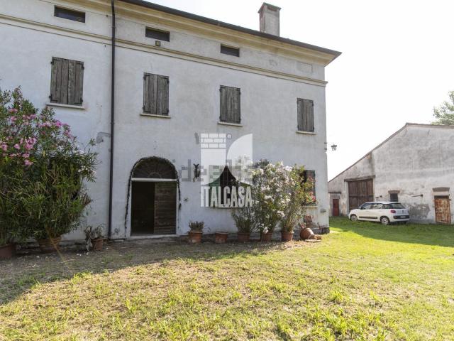 Villetta indipendente in vendita di 193 m² in Strada Ostigliese