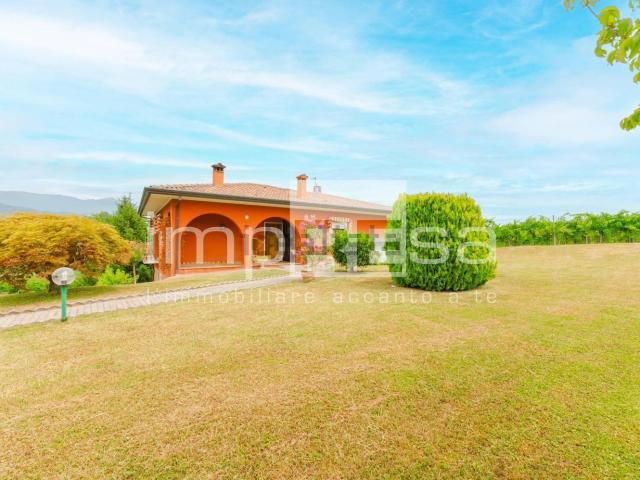 Villetta indipendente in vendita di 194 m² in Via Manzana, 8