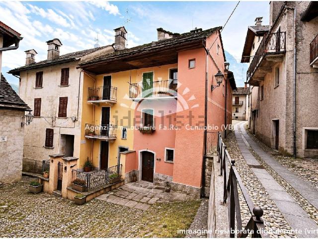 Villetta indipendente in vendita di 196 m² in Via Cannobio