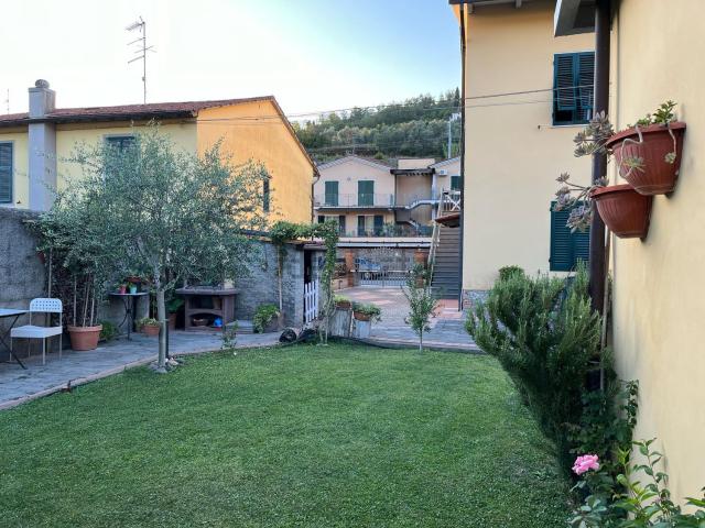 Villetta indipendente in vendita di 196 m² in Via PROVINCIALE LUCCHESE