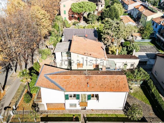 Villetta indipendente in vendita di 196 m² in Viale F. lli Cairoli, 8