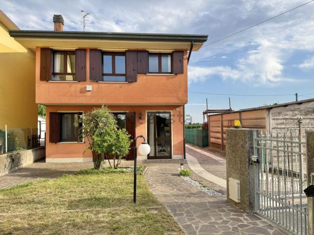 Villetta indipendente in vendita di 197 m² in Via Cuoro