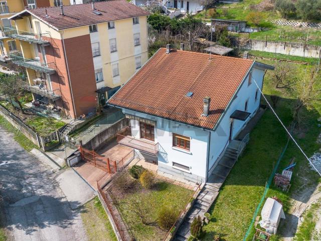 Villetta indipendente in vendita di 197 m² in Via Monte Grappa, 36