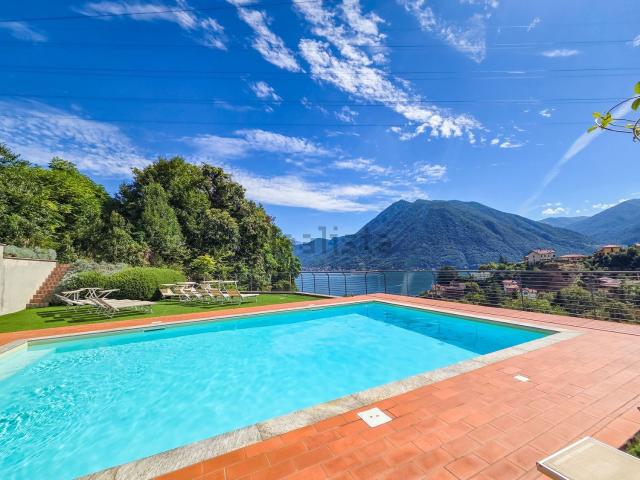 Villetta indipendente in vendita di 200 m² in Via Cacciatori delle Alpi