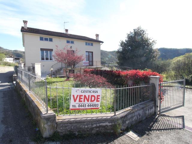 Villetta indipendente in vendita di 200 m² in Via Cristoforo Colombo