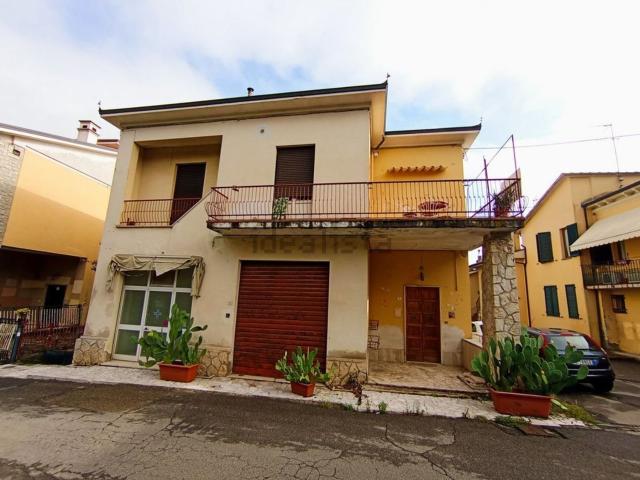 Villetta indipendente in vendita di 200 m² in Via Dante Alighieri