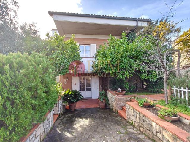 Villetta indipendente in vendita di 200 m² in Via del Pino, 32