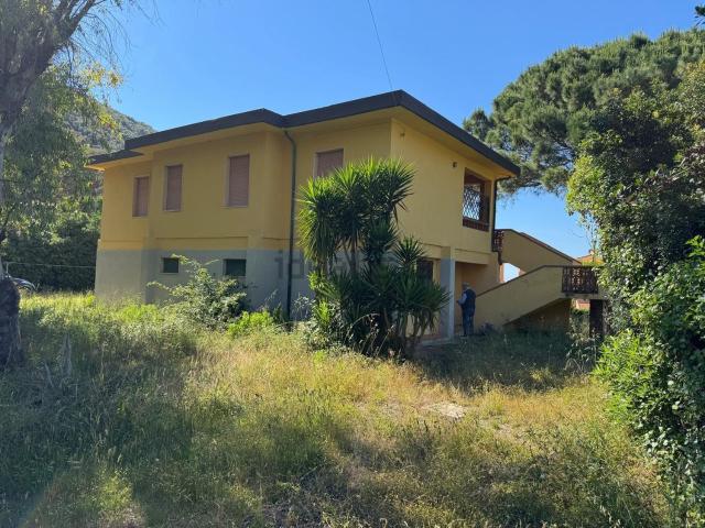 Villetta indipendente in vendita di 200 m² in Via Della Falconaia