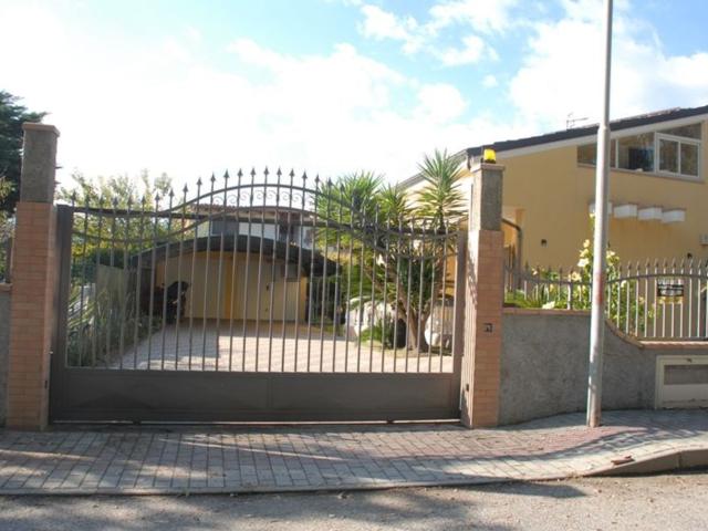 Villetta indipendente in vendita di 200 m² in Via delle Mimose, 2
