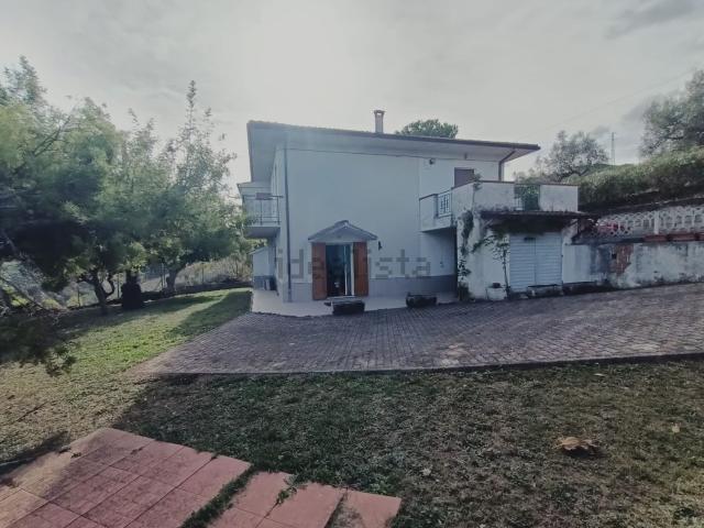 Villetta indipendente in vendita di 200 m² in Via delle querce, 1