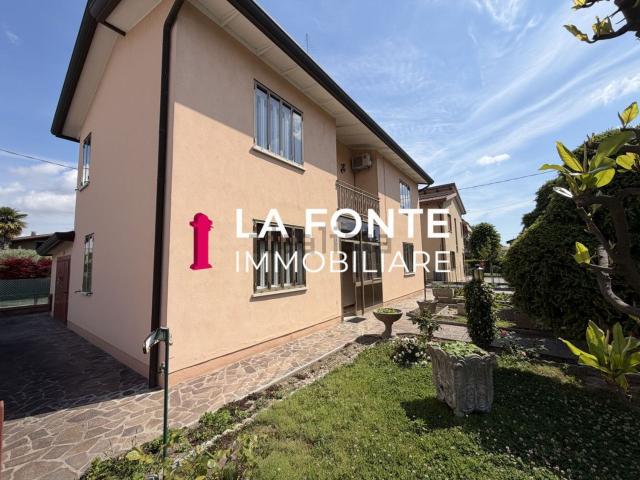 Villetta indipendente in vendita di 200 m² in Via Lago di Garda