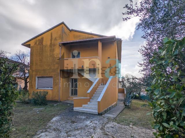 Villetta indipendente in vendita di 200 m² in Via Sisto Longa