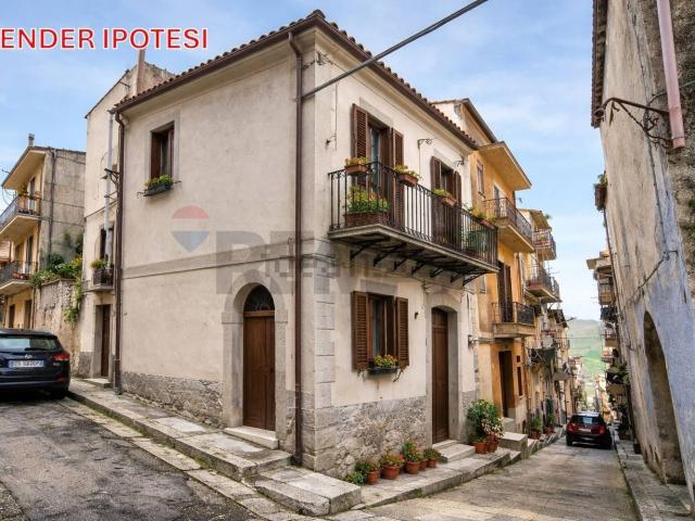 Villetta indipendente in vendita di 200 m² in Via Ruggero I, 65