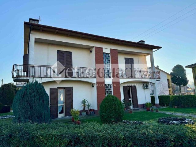 Villetta indipendente in vendita di 200 m² in Via U. Foscolo, 10