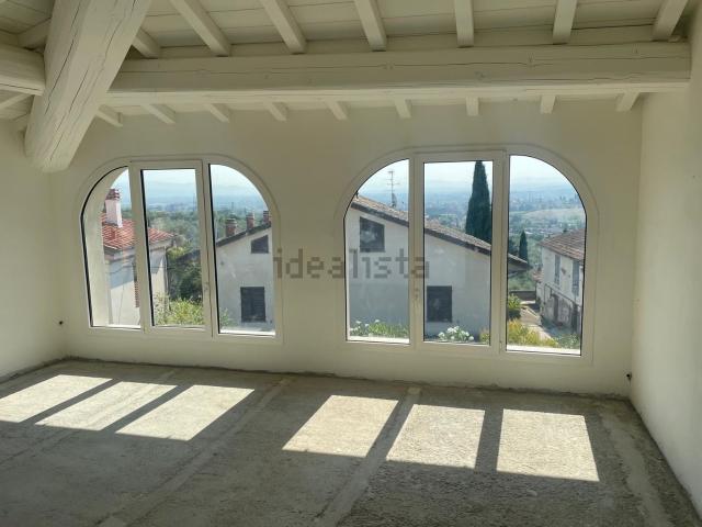 Villetta indipendente in vendita di 200 m² in Via U. Foscolo