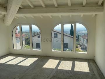 Villetta indipendente in vendita di 200 m² in Via U. Foscolo