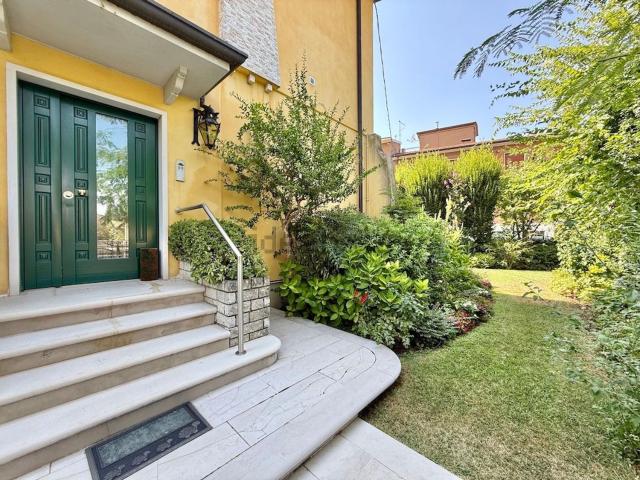 Villetta indipendente in vendita di 200 m² in Via Vespucci