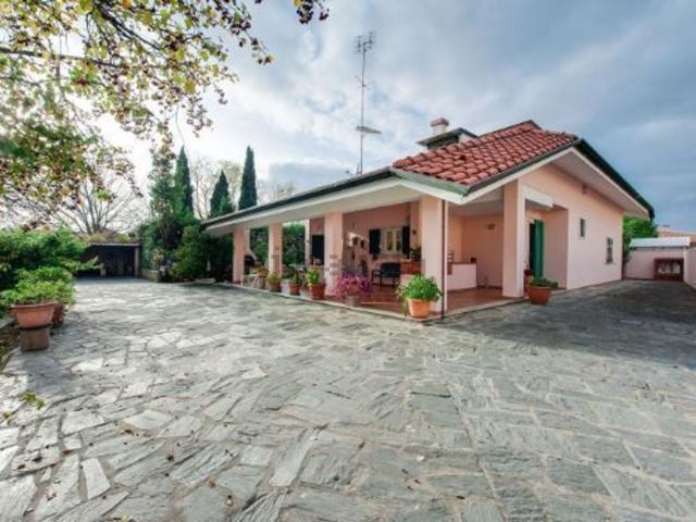 Villetta indipendente in vendita di 200 m² in Viale Monzoni