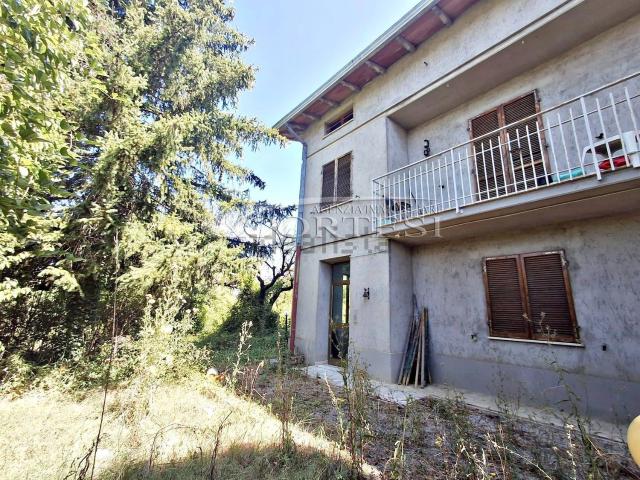 Villetta indipendente in vendita di 200 m² in Strada Tiberina Nord