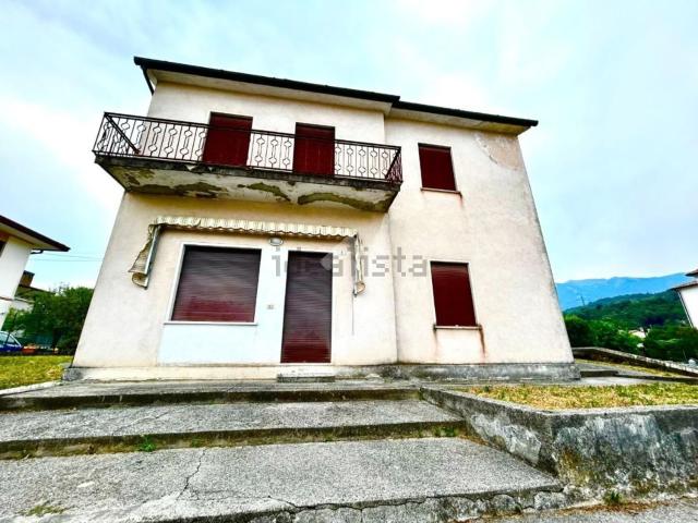 Villetta indipendente in vendita di 201 m² in Viale Monte Grappa, 12