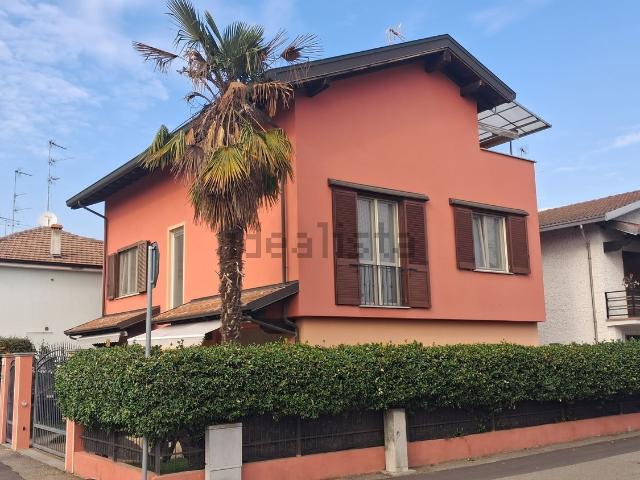Villetta indipendente in vendita di 204 m² in Via Luigi Cadorna