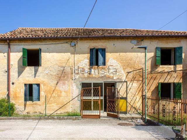 Villetta indipendente in vendita di 205 m² in Via Cesare Battisti, 72