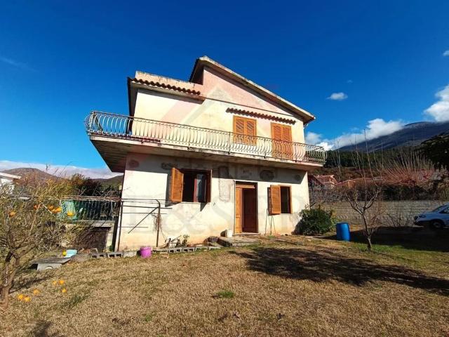 Villetta indipendente in vendita di 205 m² in Via Giorgio Almirante, 19