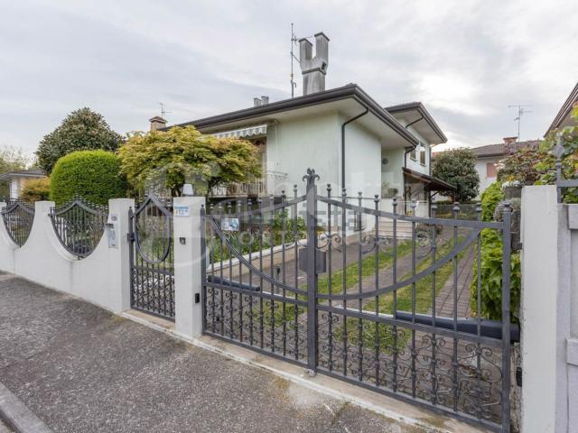 Villetta indipendente in vendita di 205 m² in Via Lemene, 128