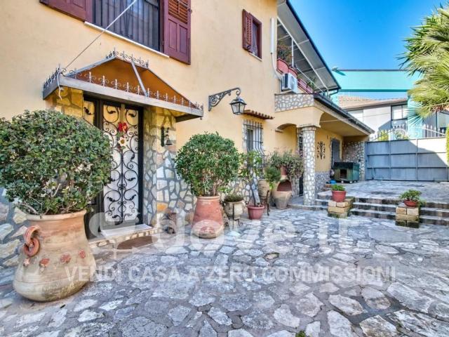 Villetta indipendente in vendita di 205 m² in Via Santicelli, 94