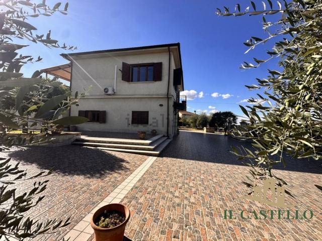 Villetta indipendente in vendita di 205 m² in Via Poggio del Sole, 10