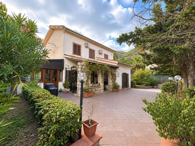 Villetta indipendente in vendita di 205 m² in Via Walter Tobagi, 16
