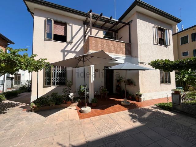 Villetta indipendente in vendita di 205 m² in Via Torre Belfredo