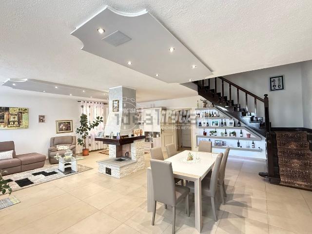 Villetta indipendente in vendita di 205 m² in Frazione Revignano, 176