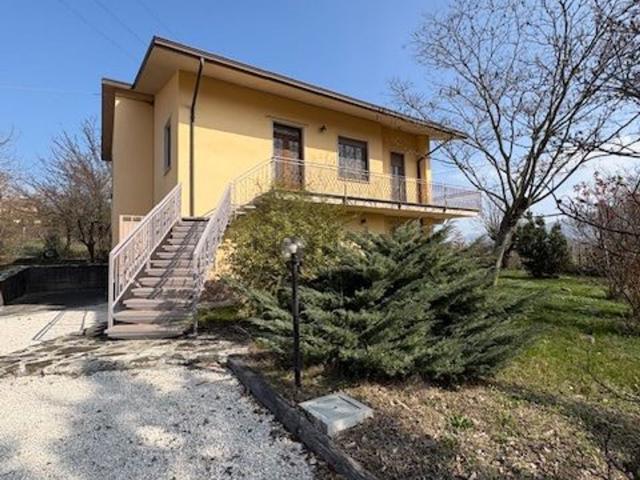 Villetta indipendente in vendita di 205 m² in Strada di Donceto